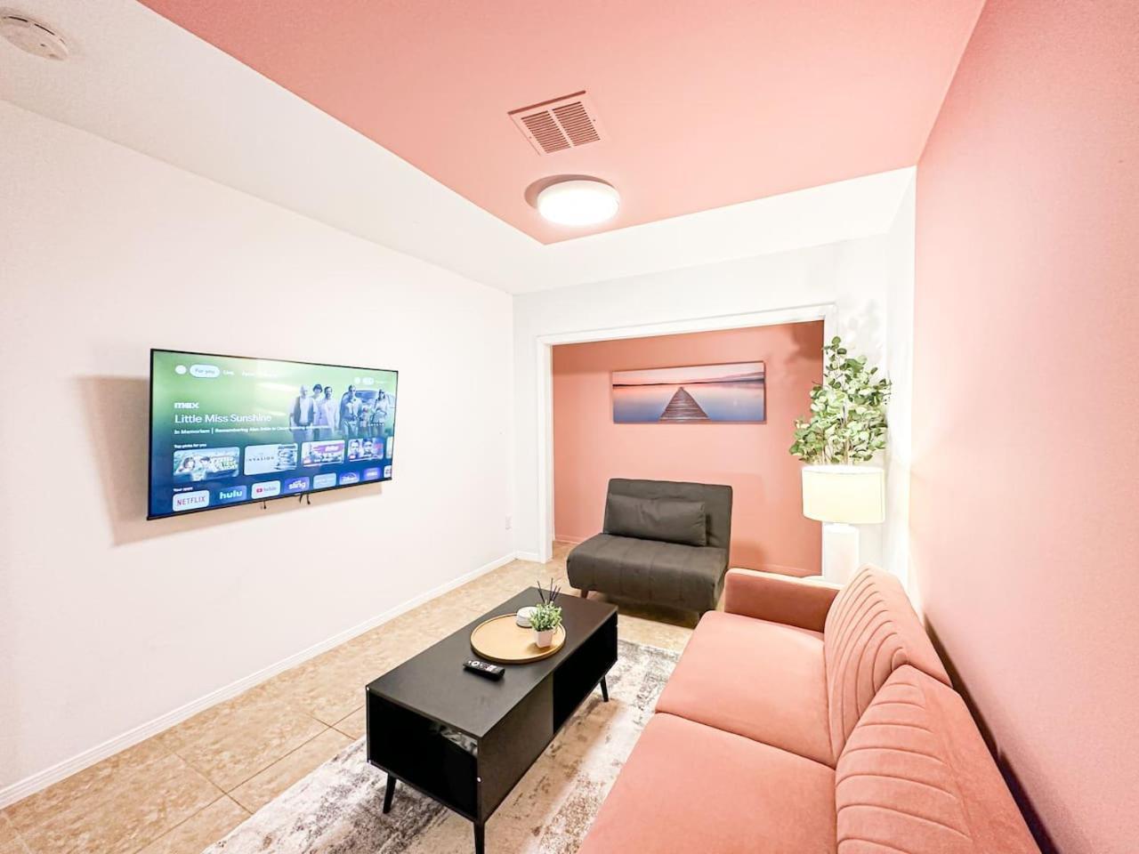 Sunny 1br Hideaway With Shared Pool Oasis -lou2-uc Holiday home