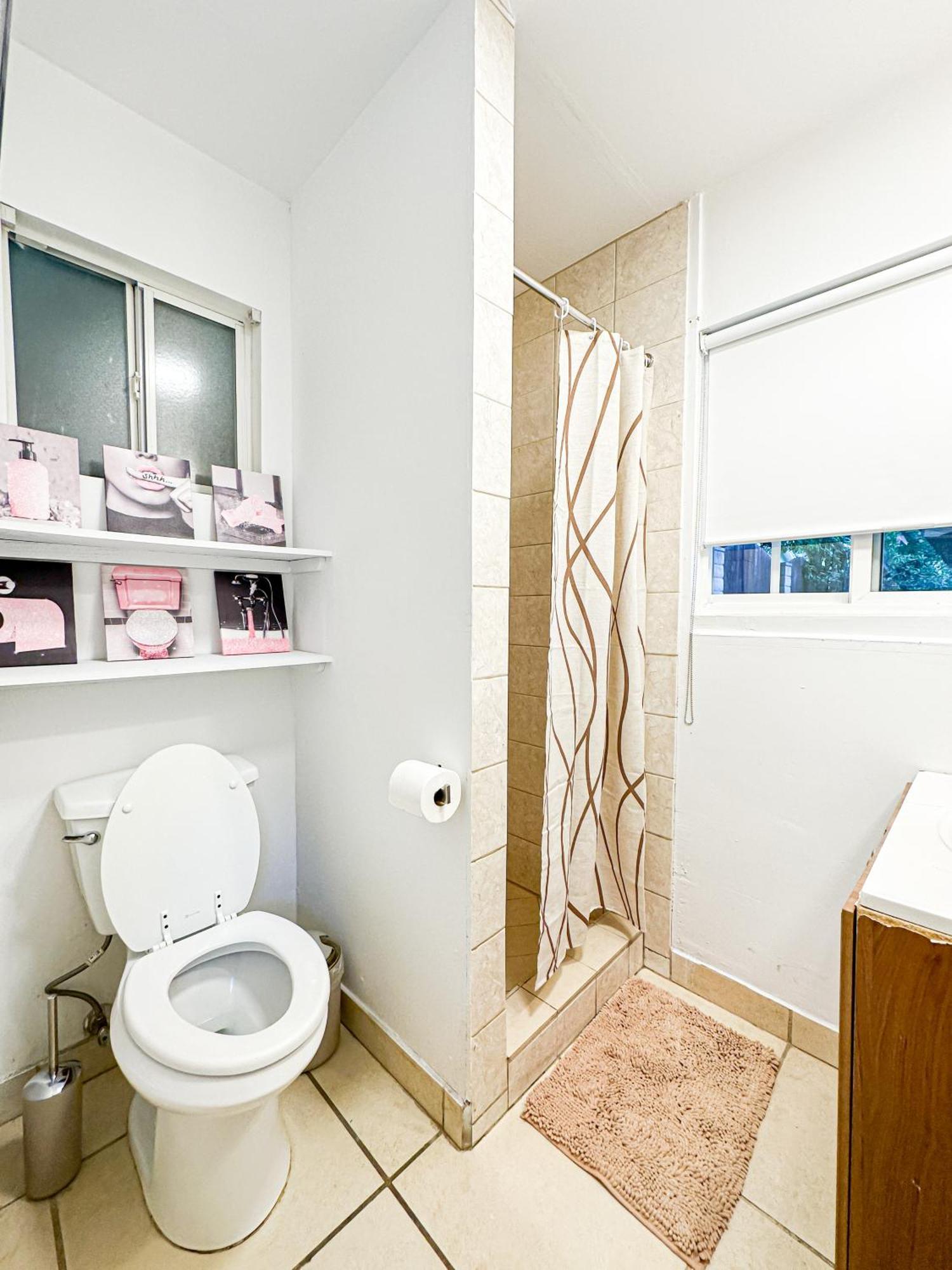 Holiday home Sunny 1br Hideaway With Shared Pool Oasis -lou2-uc *