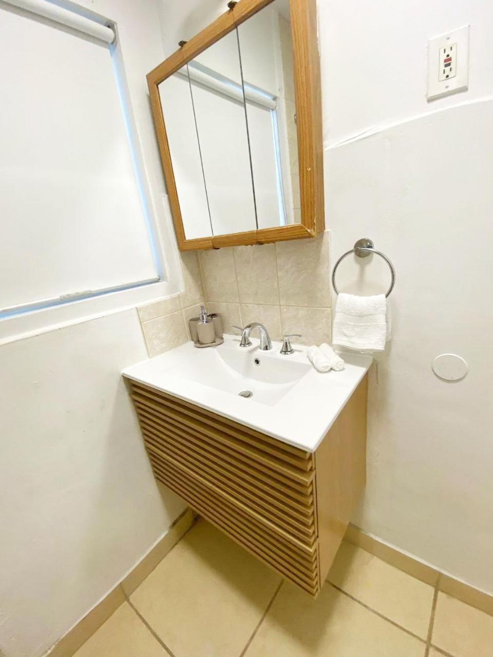 Sunny 1br Hideaway With Shared Pool Oasis -lou2-uc Holiday home